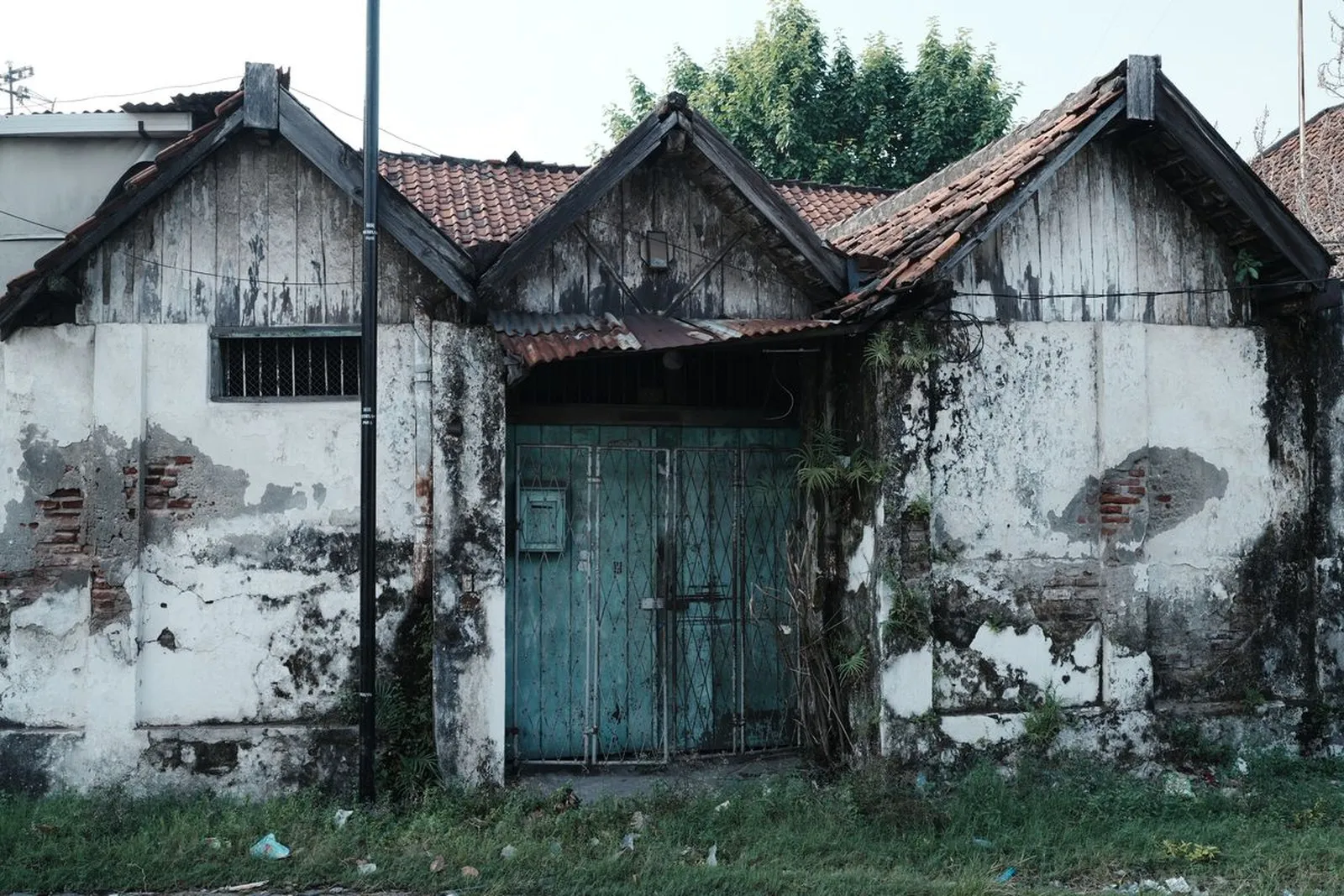 Rumah lawas dengan kondisi bangunan yang sudah lapuk dan terbengkalai sebelum renovasi total